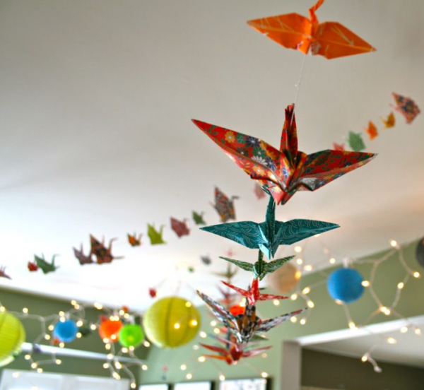 Dapur dengan hiasan kertas origami